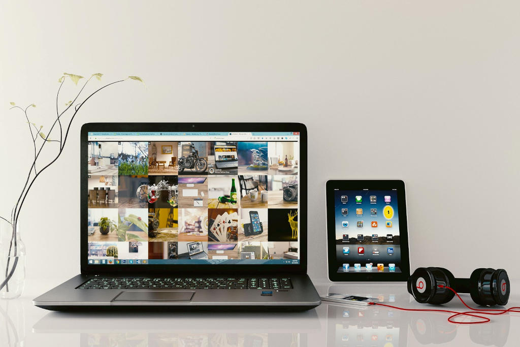 Arbeitsplatz mit Laptop und Tablet